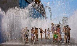 Duncan climate change FAQ : Children play in the fountains on the South Bank, London